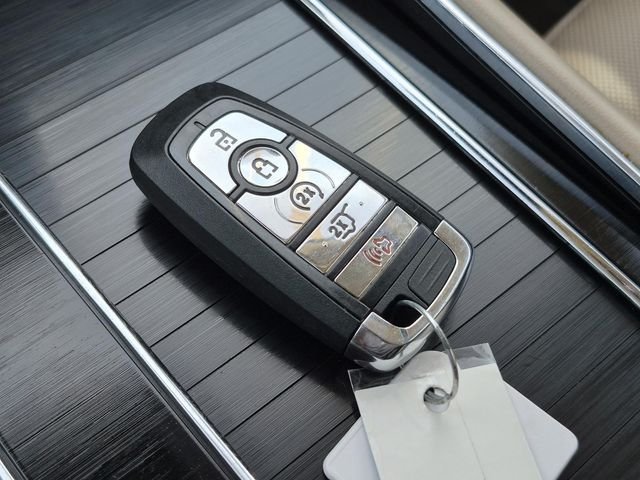 Used 2020 Black Metallic Lincoln Grand Touring image 43