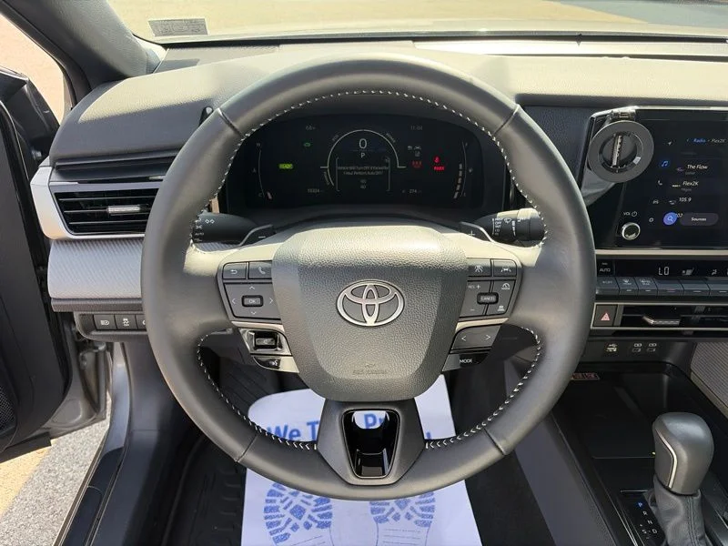 Used 2025  Toyota SE image 22