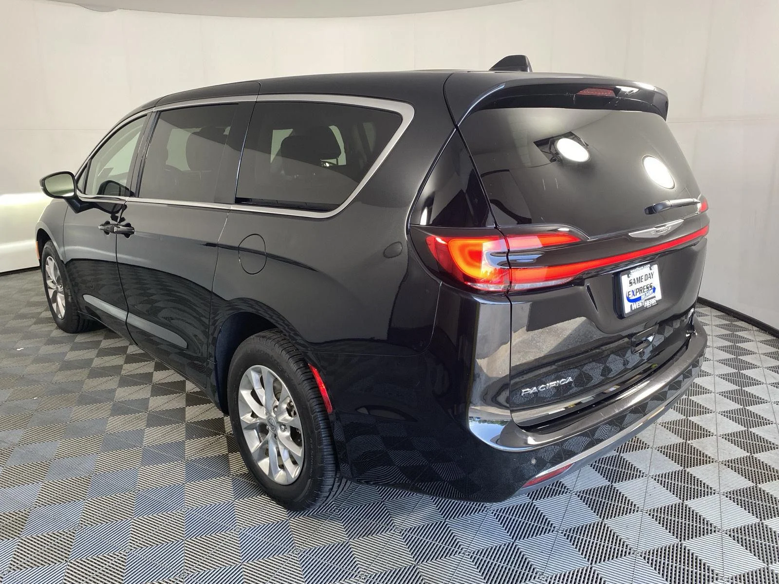 Used 2023 Brilliant Black Crystal Pearlcoat Chrysler Touring L image 5