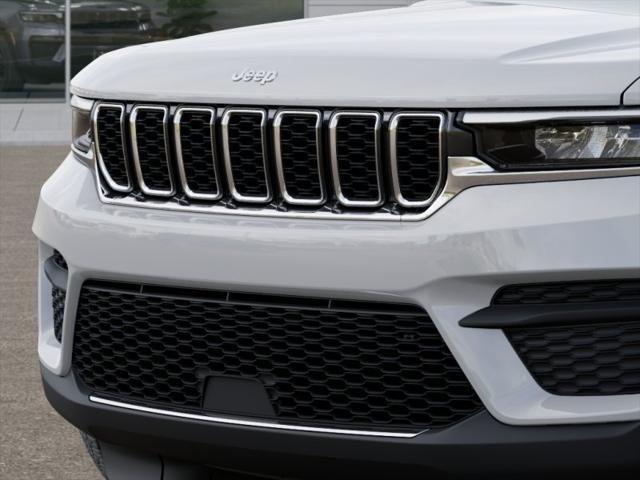 New 2025 Bright White Clear-Coat Exterior Paint Jeep Laredo image 57