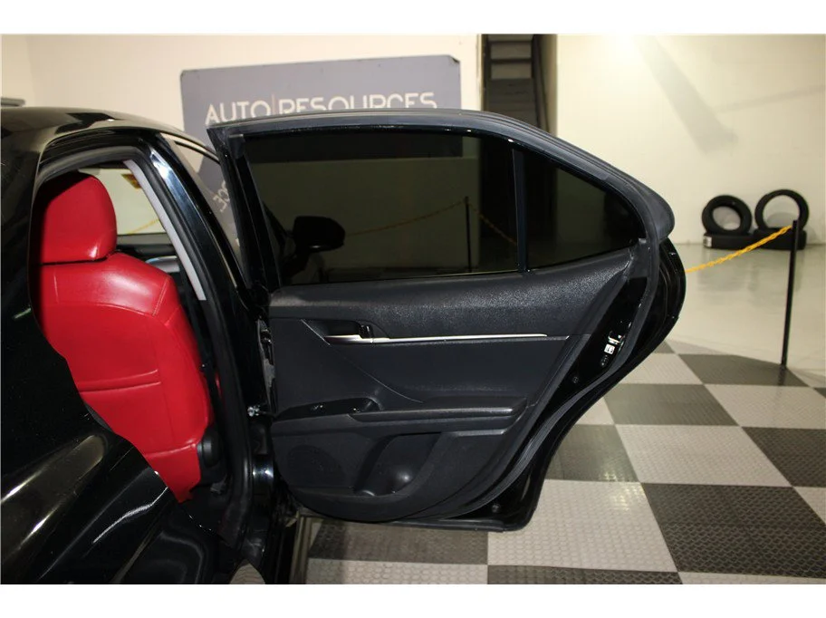 Used 2018 Black Toyota SE Sedan 4D image 22