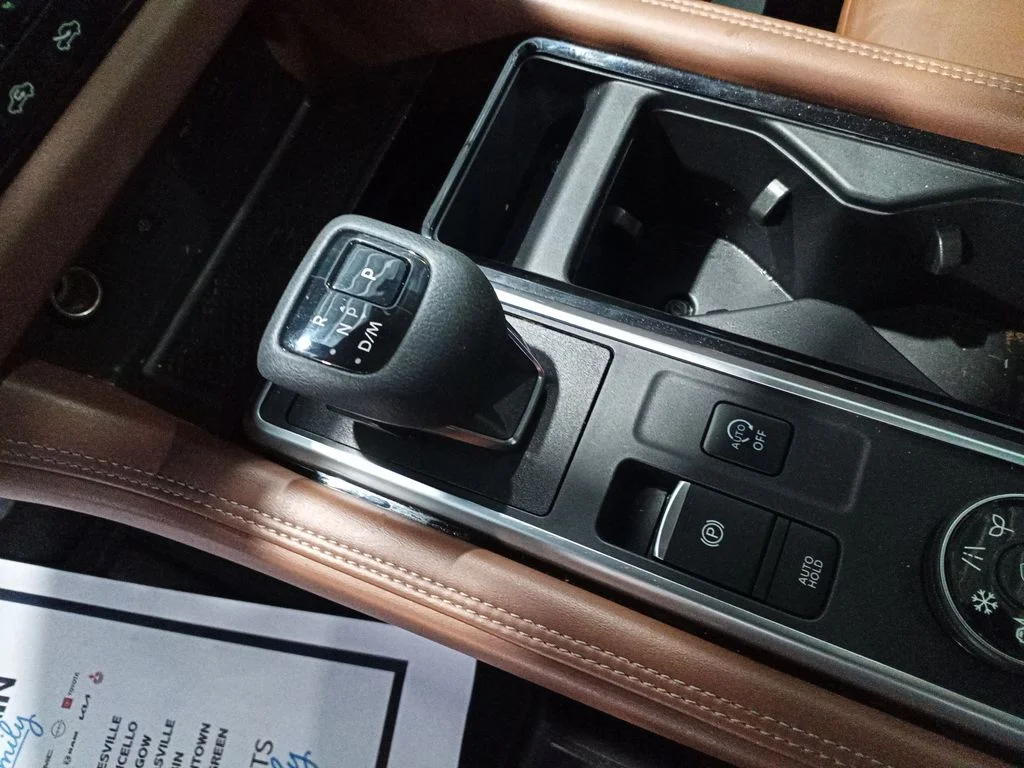 Used 2022 Black Nissan Platinum image 29