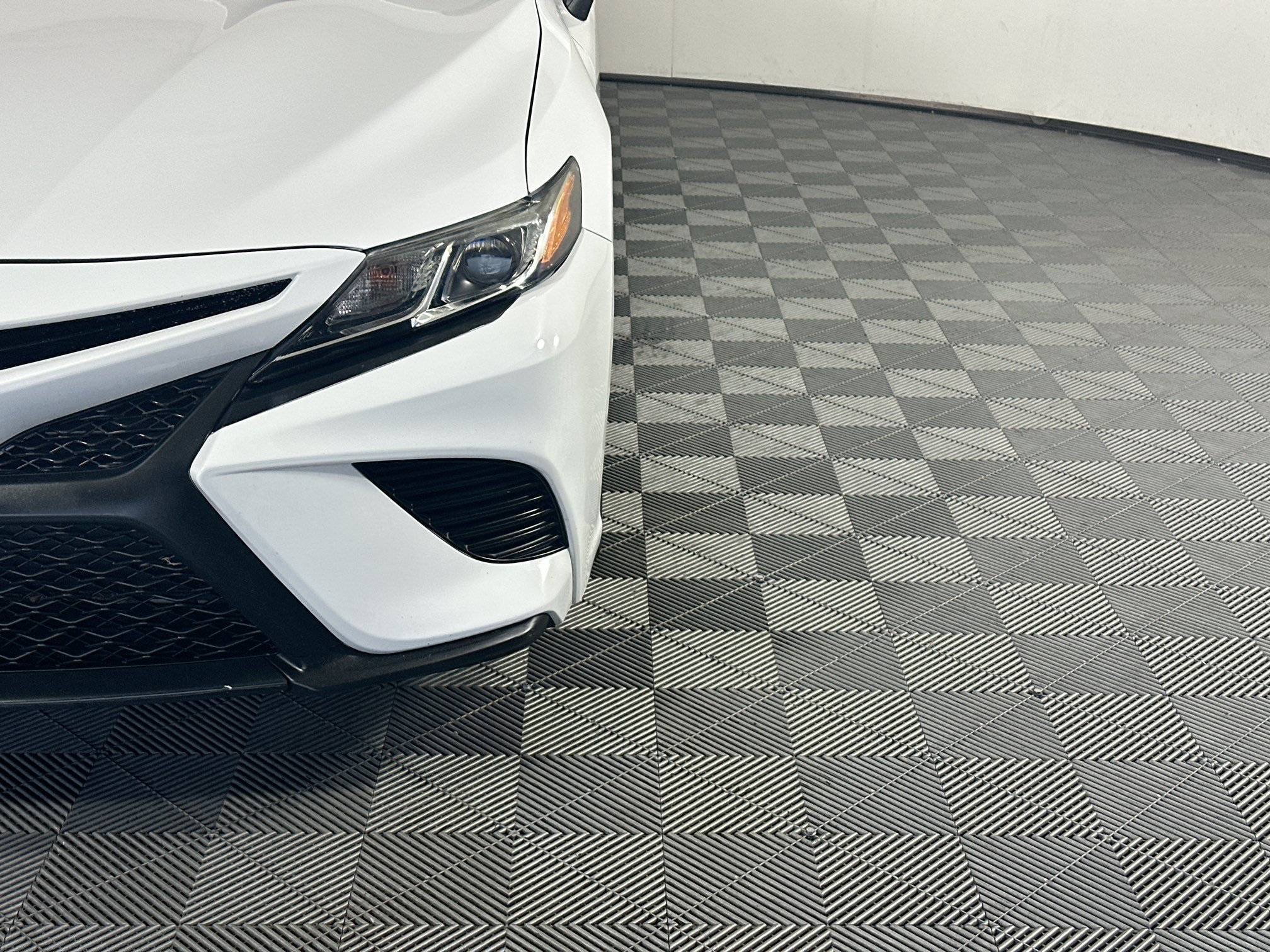 Used 2018 Super White Toyota SE image 9