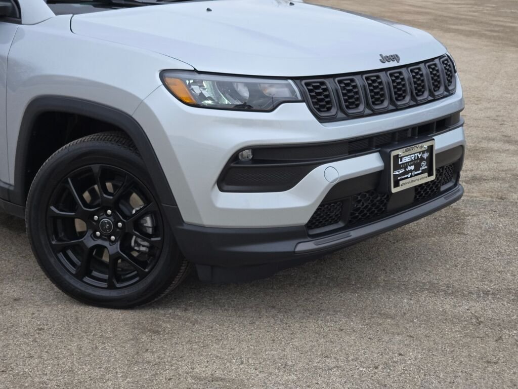 New 2026 Silver Zynith Metallic Clearcoat Jeep Latitude image 4