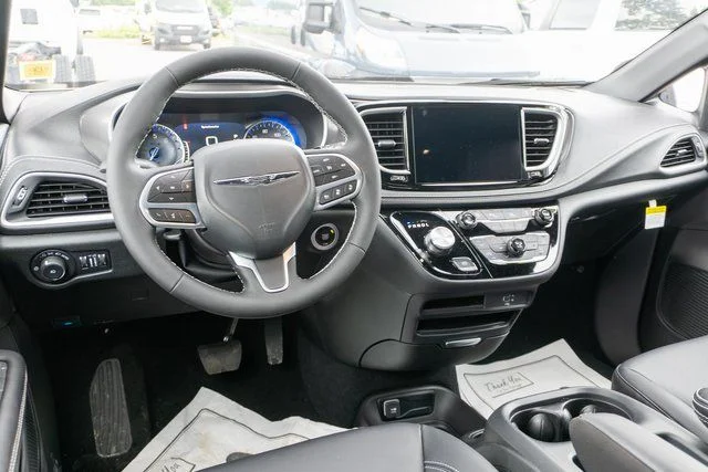 New 2026 Bright White Clear-Coat Exterior Paint Chrysler Select image 12