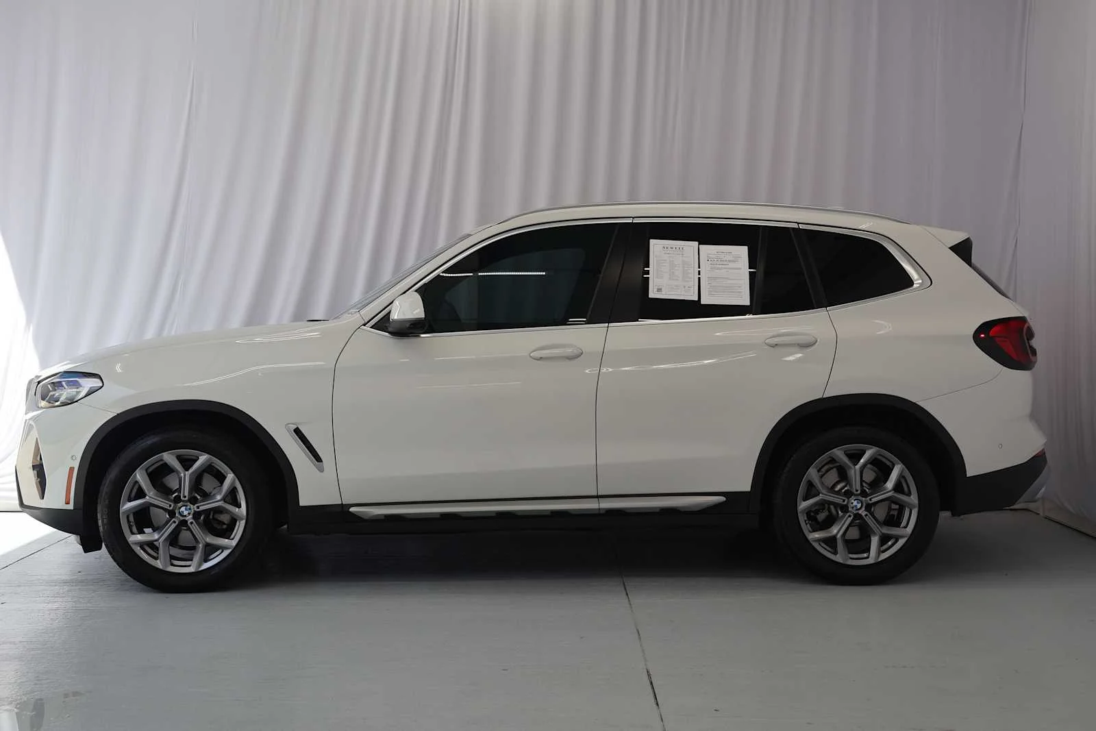 Used 2024 Alpine White BMW sDrive30i image 7