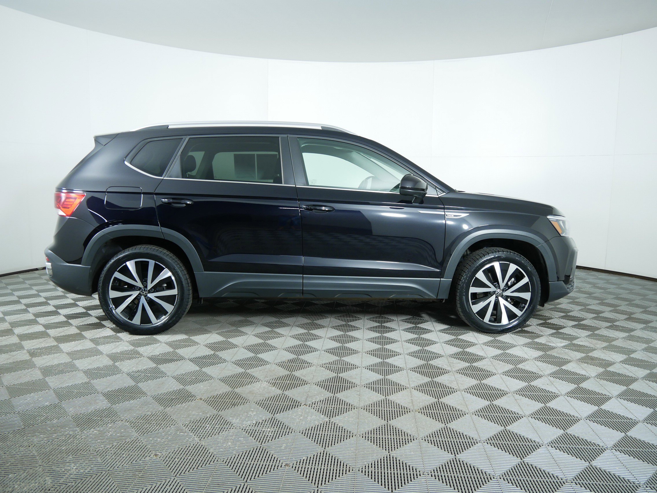 Used 2022 Black Volkswagen SE image 8