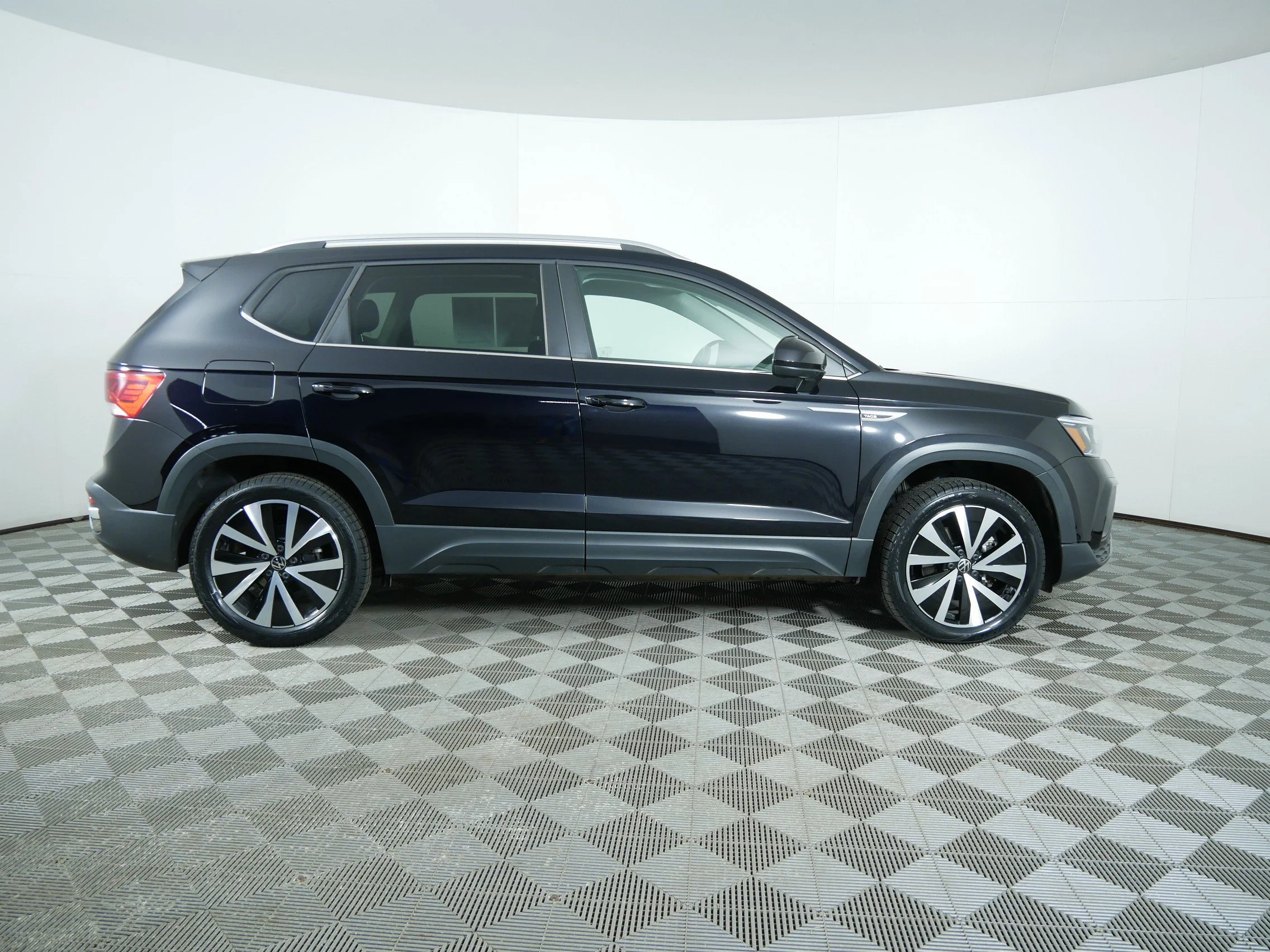 Certified Used 2022 Black Volkswagen SE image 8