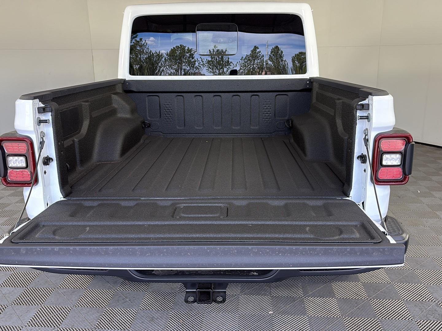 New 2026 Bright White Clear-Coat Exterior Paint Jeep Mojave image 7