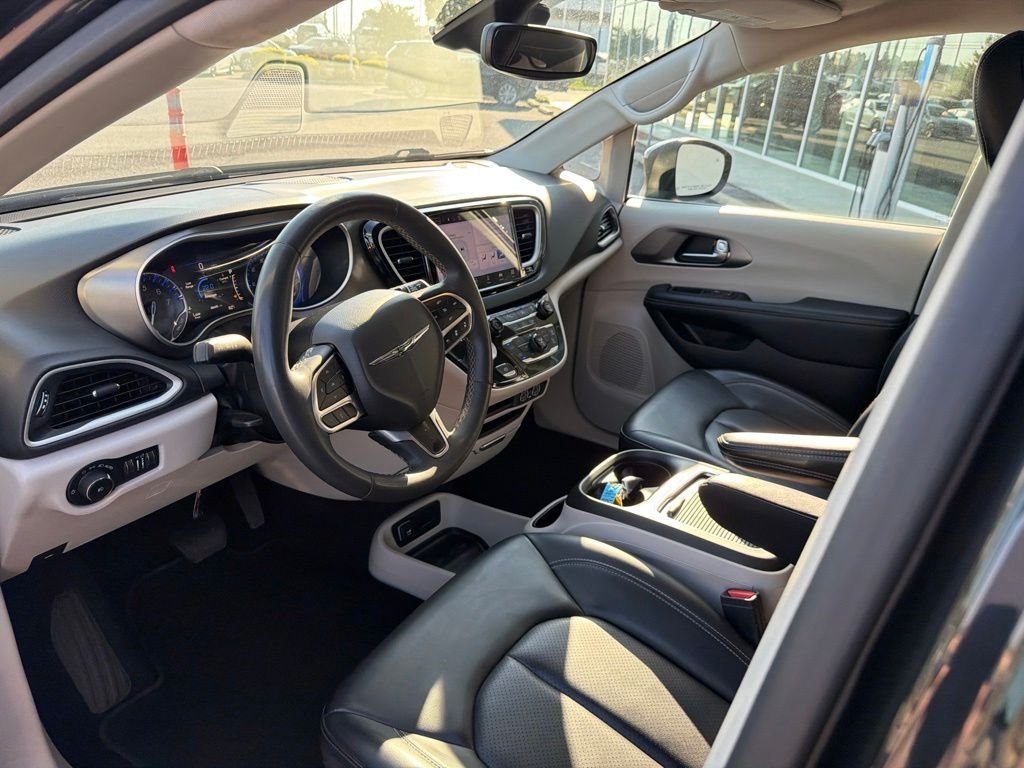 Used 2023 Black Chrysler Touring L image 17