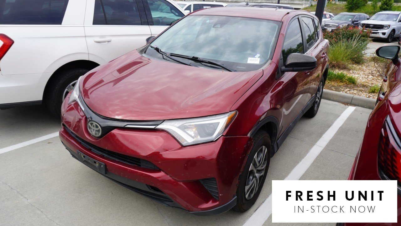 2018 Toyota RAV4 LE's photo