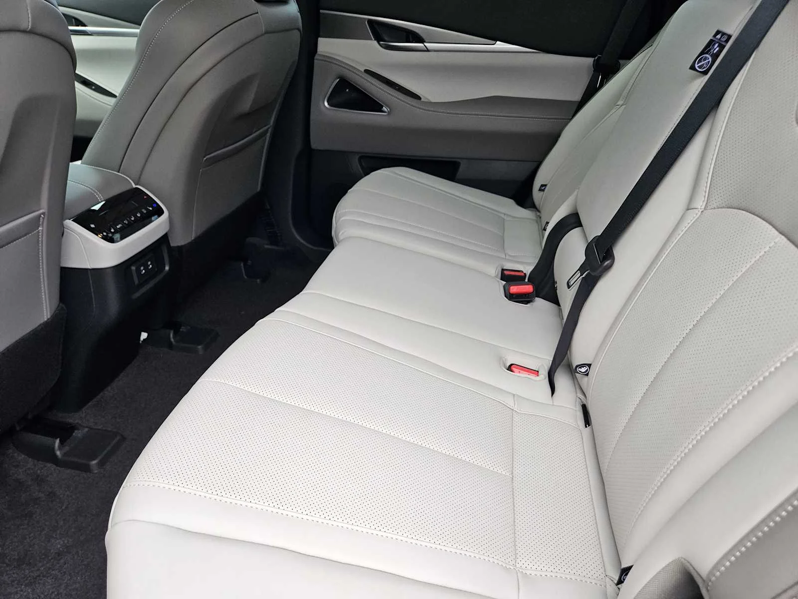New 2027 RADIANT WHITE INFINITI Luxe FWD image 21