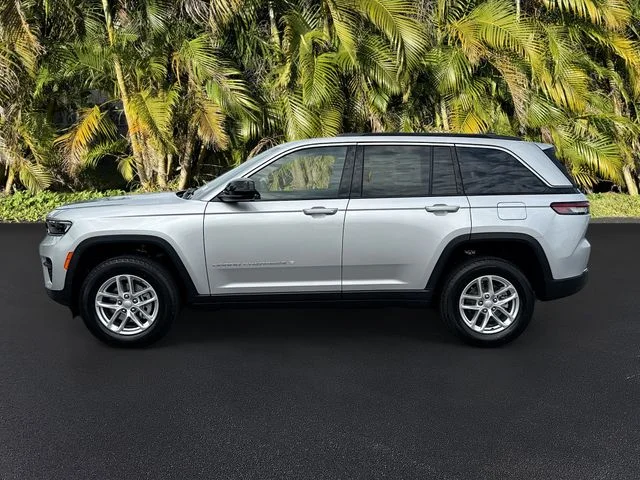 New 2026 Silver Zynith Exterior Paint Jeep Laredo image 2