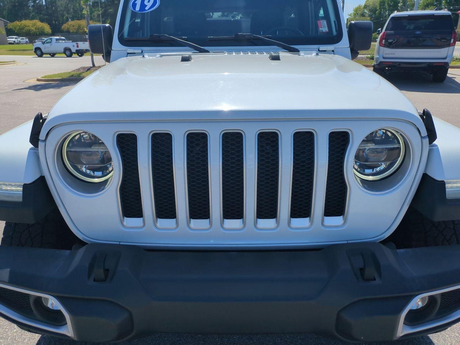 Used 2019 Bright White Clearcoat Jeep Sahara image 14