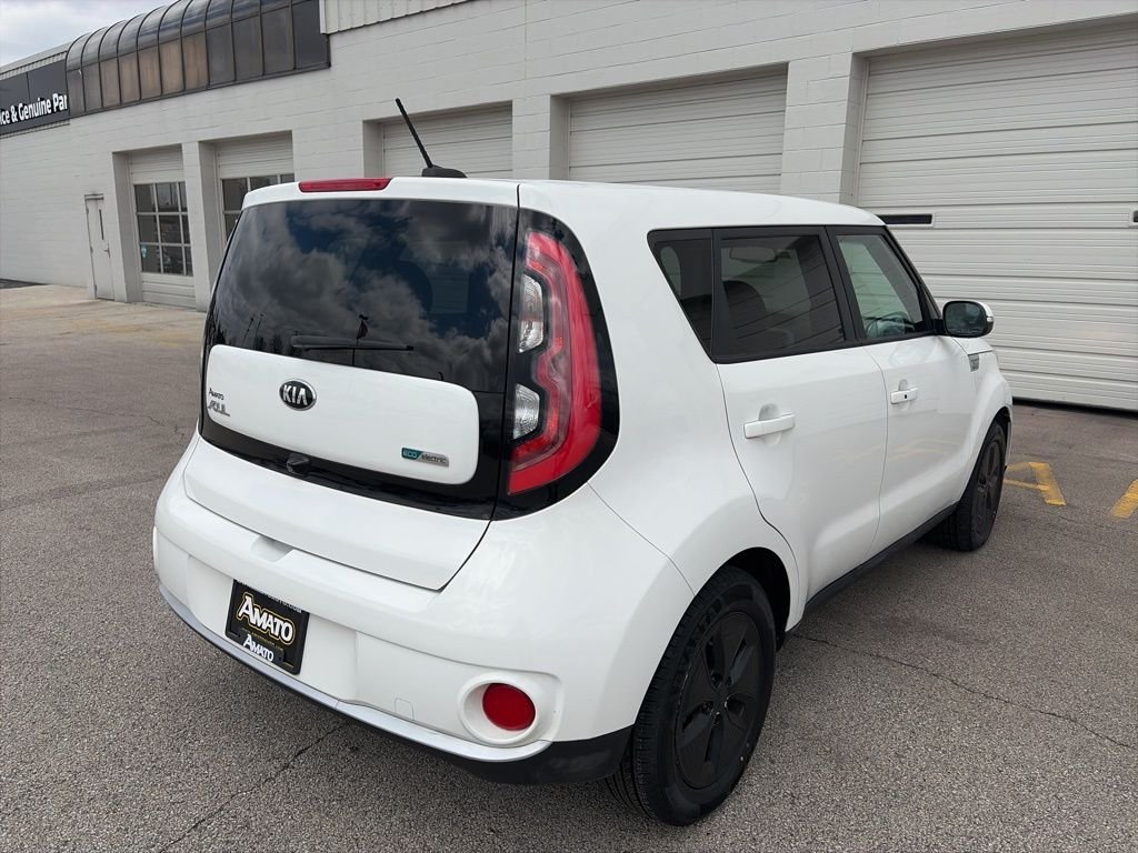 Used 2017 White Kia Base image 7