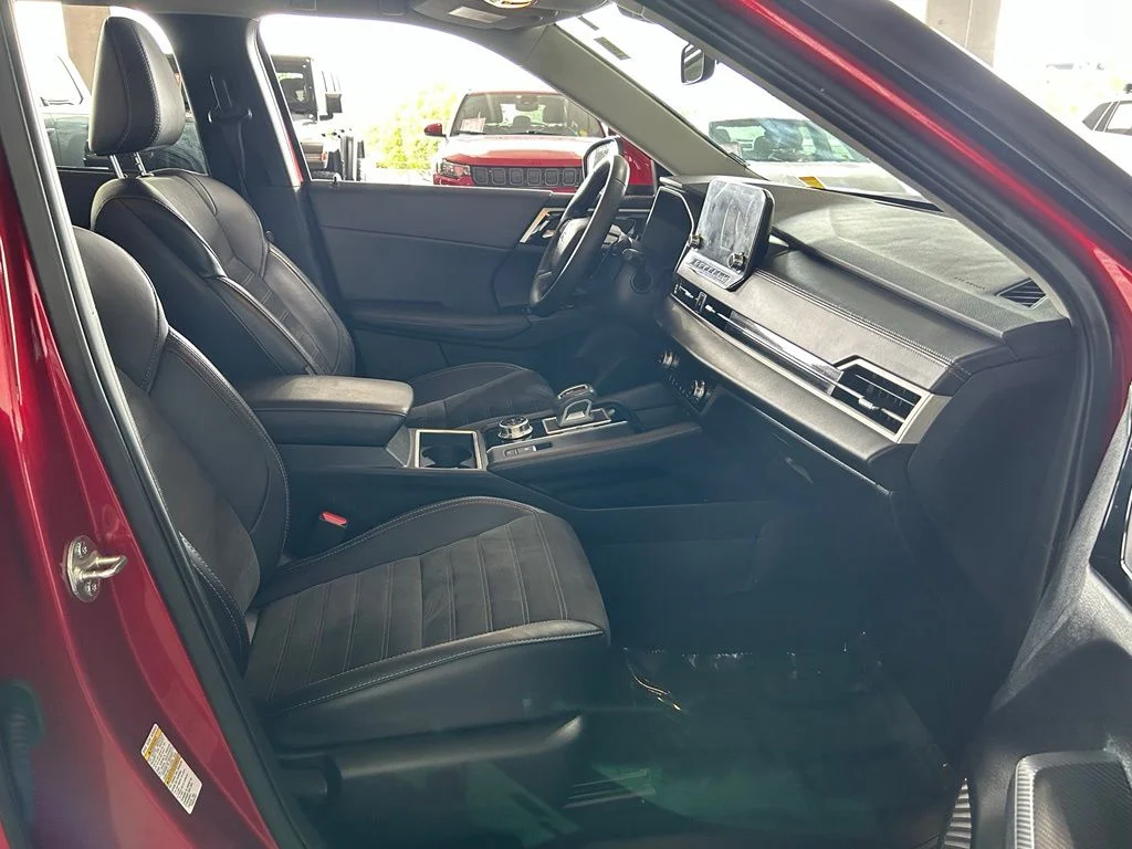 Used 2024 Diamond Mitsubishi SE Black Edition image 36