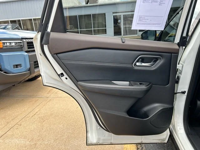 Used 2021 Pearl White Nissan SL image 18