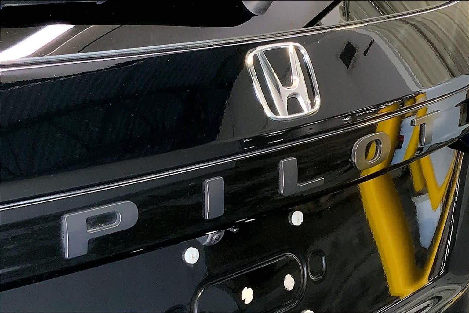 Used 2025 Crystal Black Pearl Honda Touring image 10