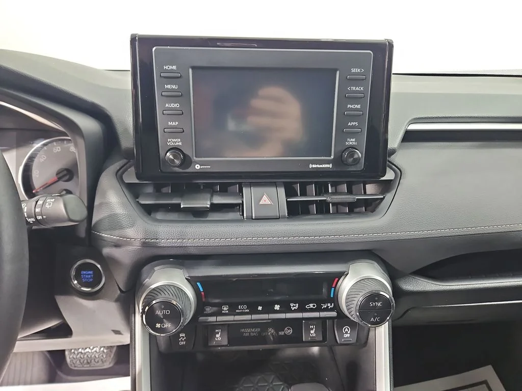 Used 2021  Toyota XLE image 19