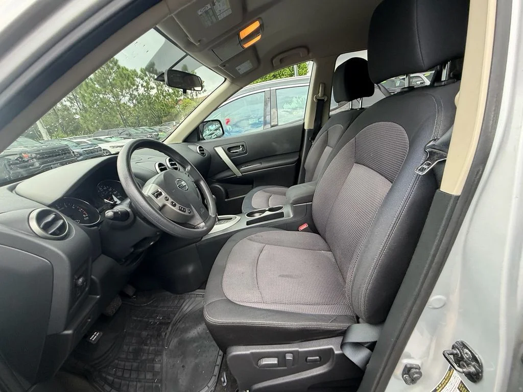 Used 2011 Silver Nissan SV image 6