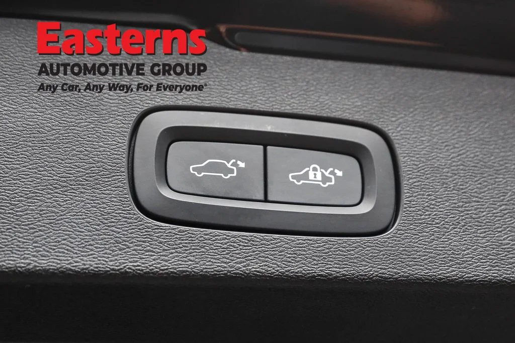 Used 2022 Black Volvo T5 image 21