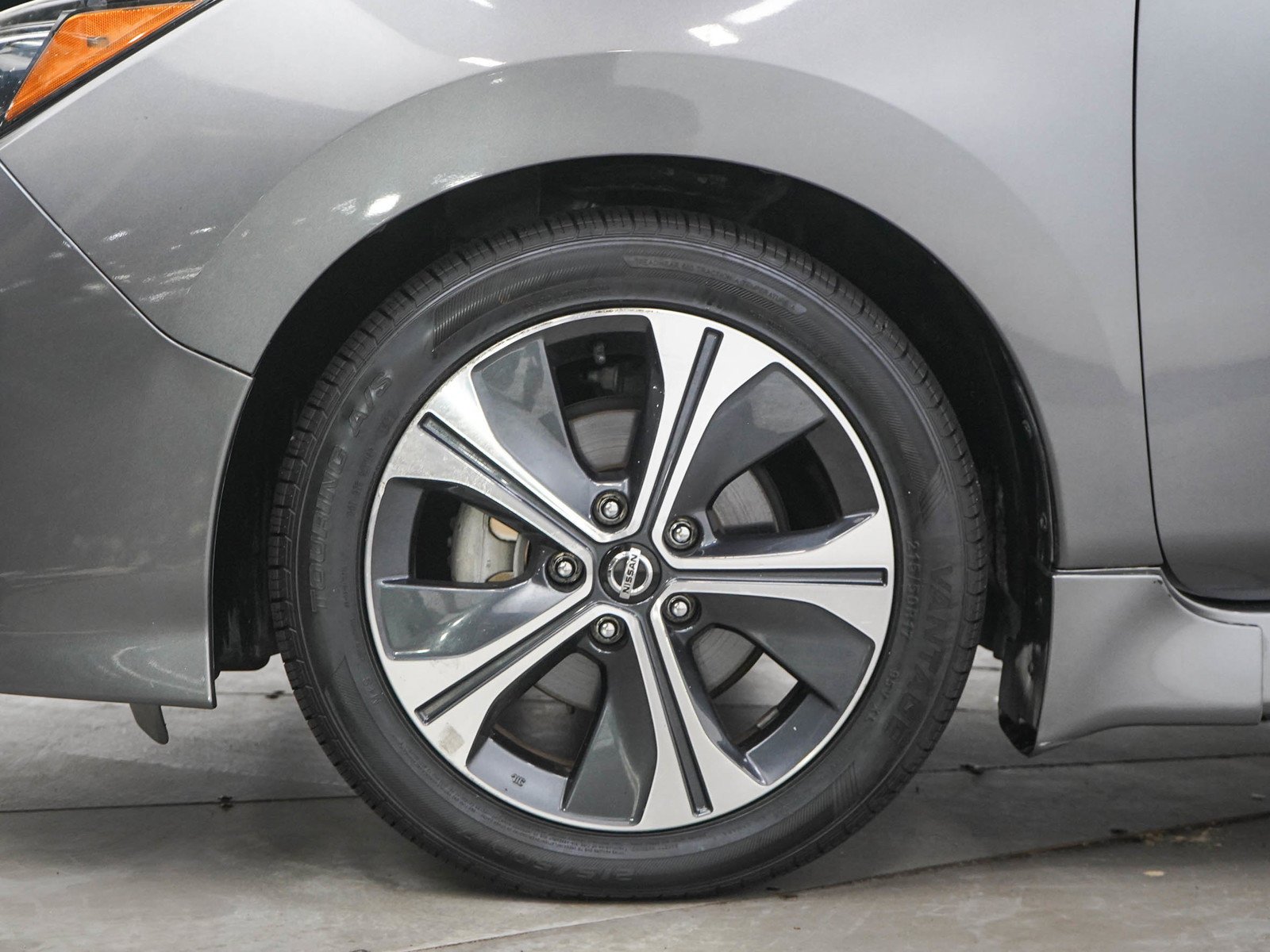 Used 2020 Gun Metallic Nissan SV Hatchback image 29