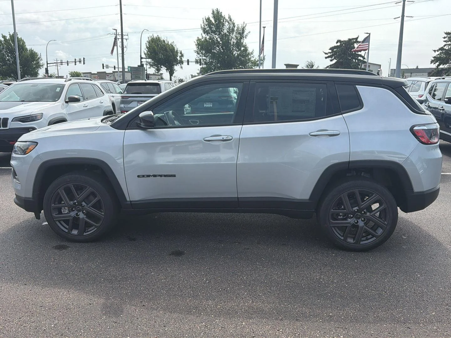 New 2026 Silver Zynith Metallic Clear-Coat Exterior Paint Jeep Limited Altitude image 4