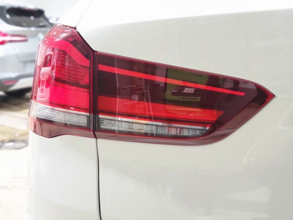 Used 2022 White BMW xDrive28i image 11