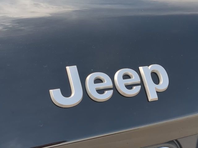 New 2026 Diamond Black Crystal Pearl-Coat Exterior Paint Jeep Laredo image 13
