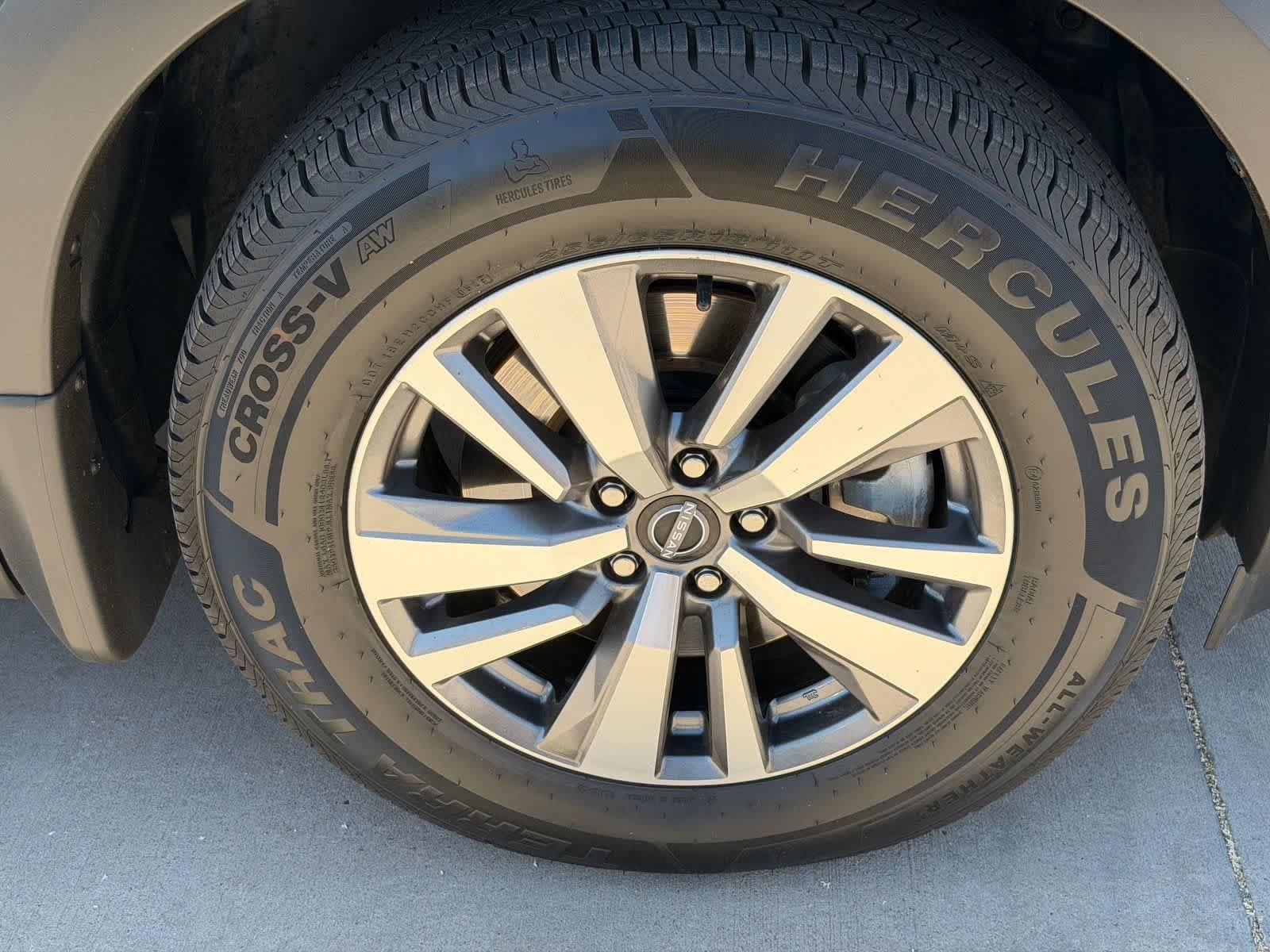 Used 2022 Super Black Nissan SL image 8