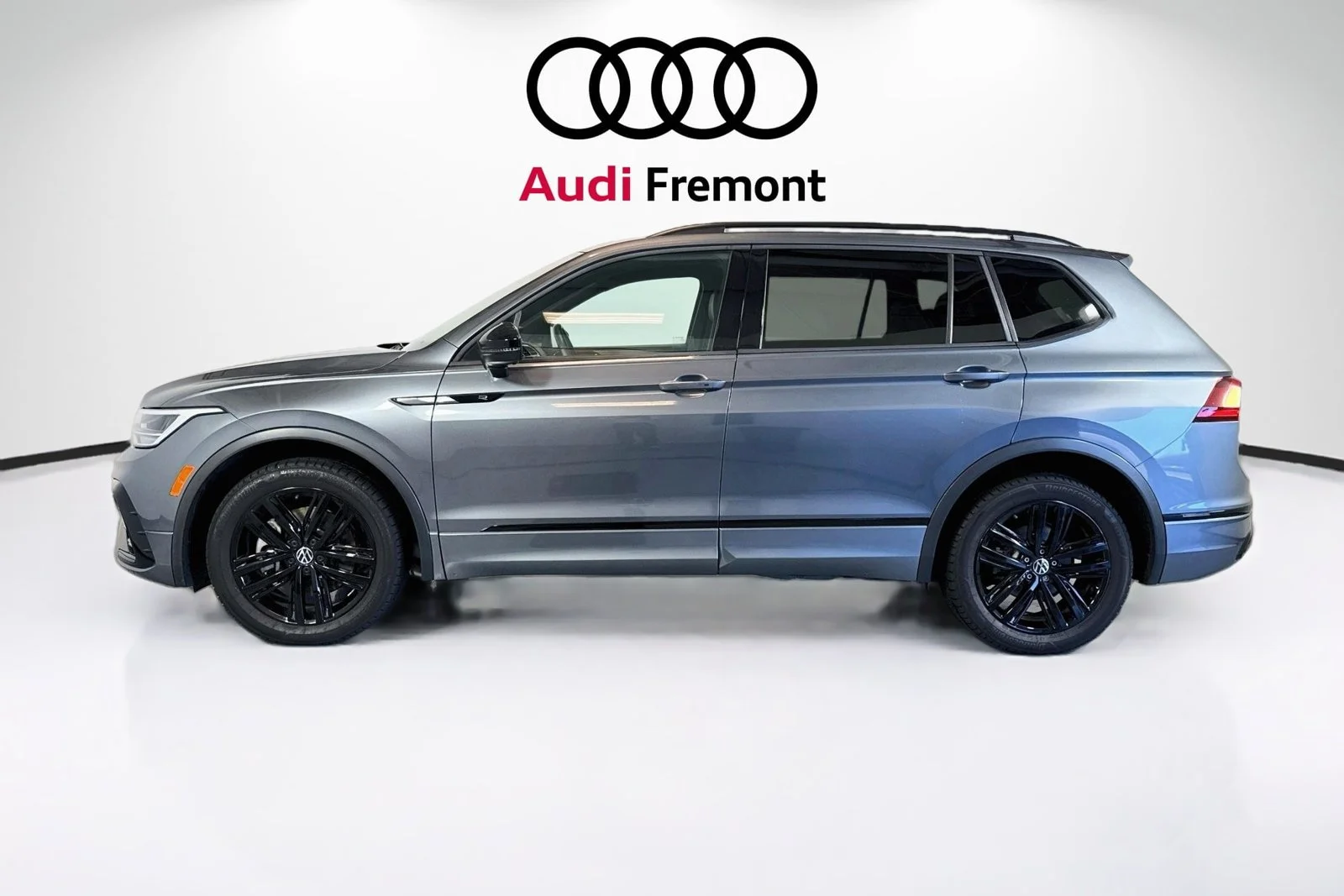 Used 2022  Volkswagen SE R-Line Black image 1