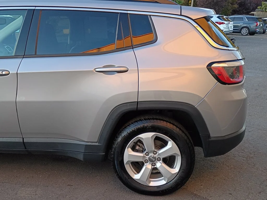 Used 2018 Billet Silver Metallic Clearcoat Jeep Latitude image 8