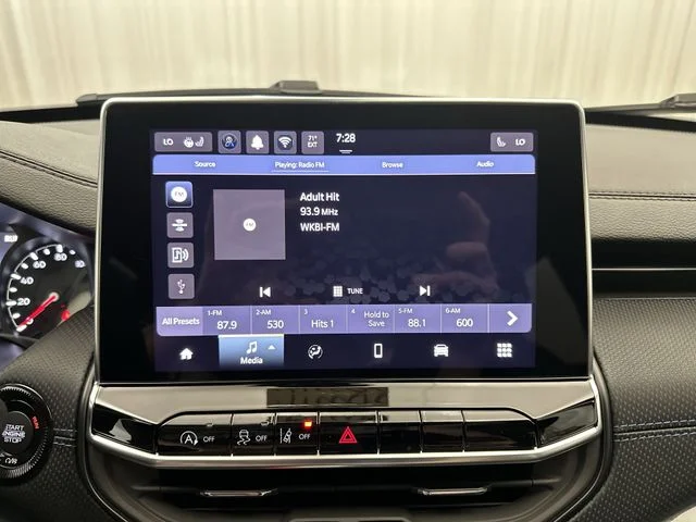 New 2026 Fathom Blue Pearl-Coat Exterior Paint Jeep Latitude image 14