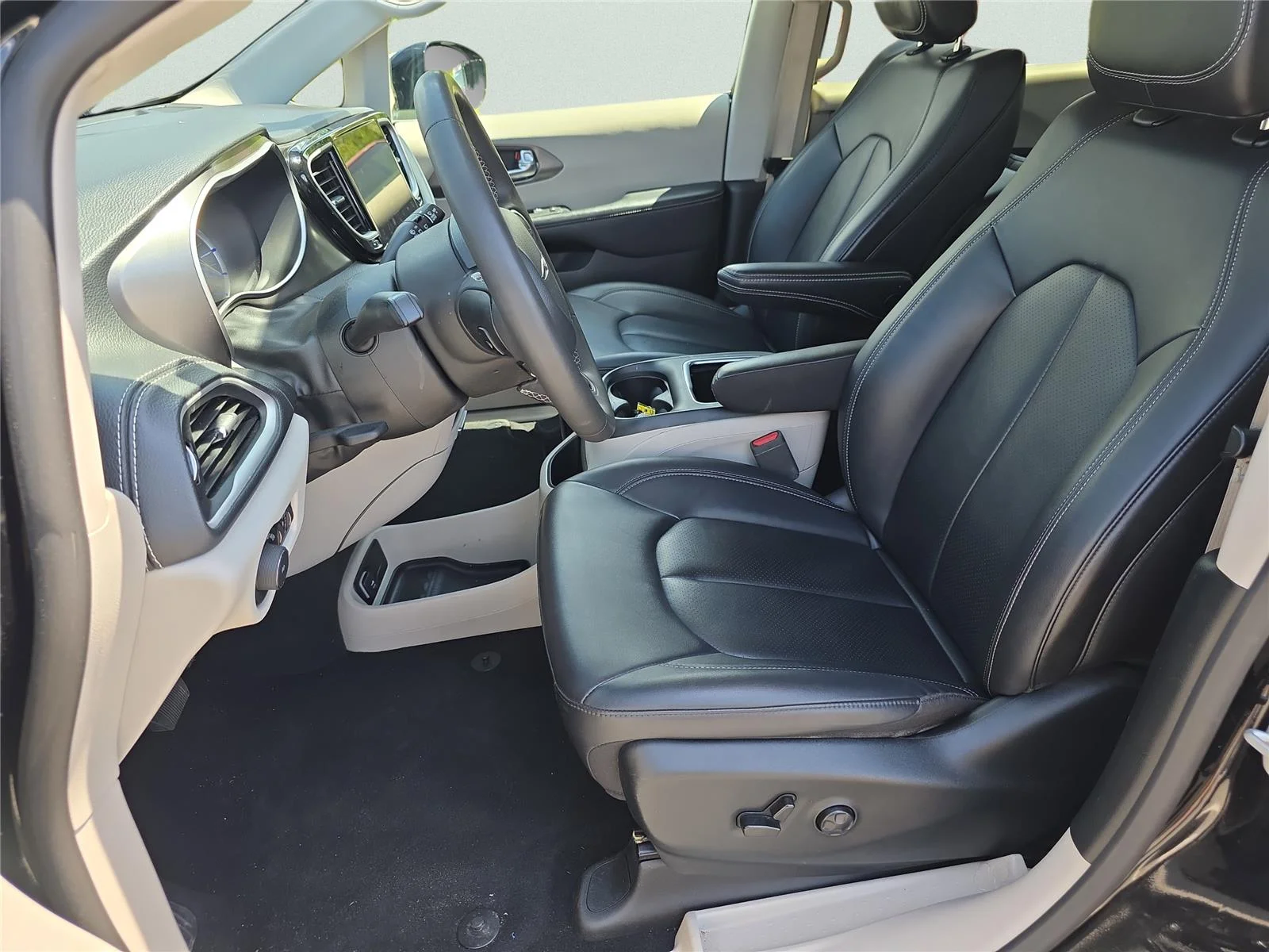 Used 2024 Black Chrysler Hybrid Select image 32