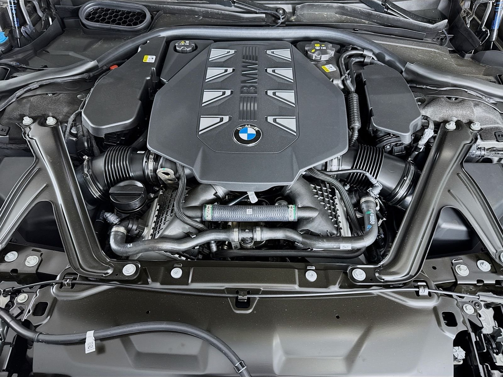 New 2026 Oxide Grey Metallic BMW 760i xDrive image 32