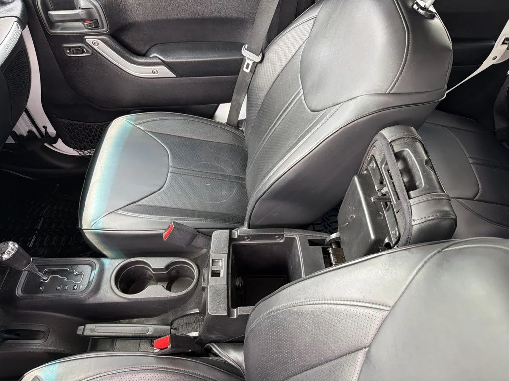 Used 2015 White Jeep Unlimited Sahara image 35