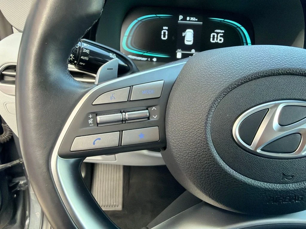 Used 2025 Gray Hyundai SEL image 9