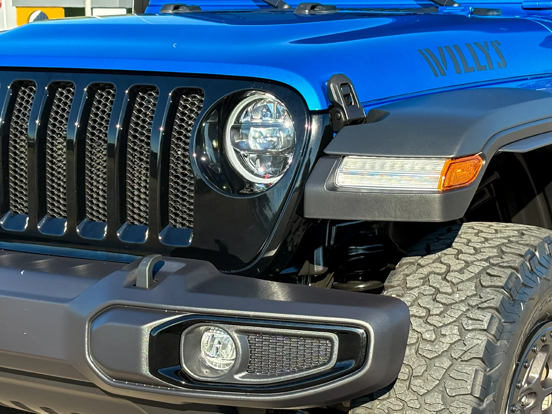 Used 2023 Blue Jeep Sport image 6