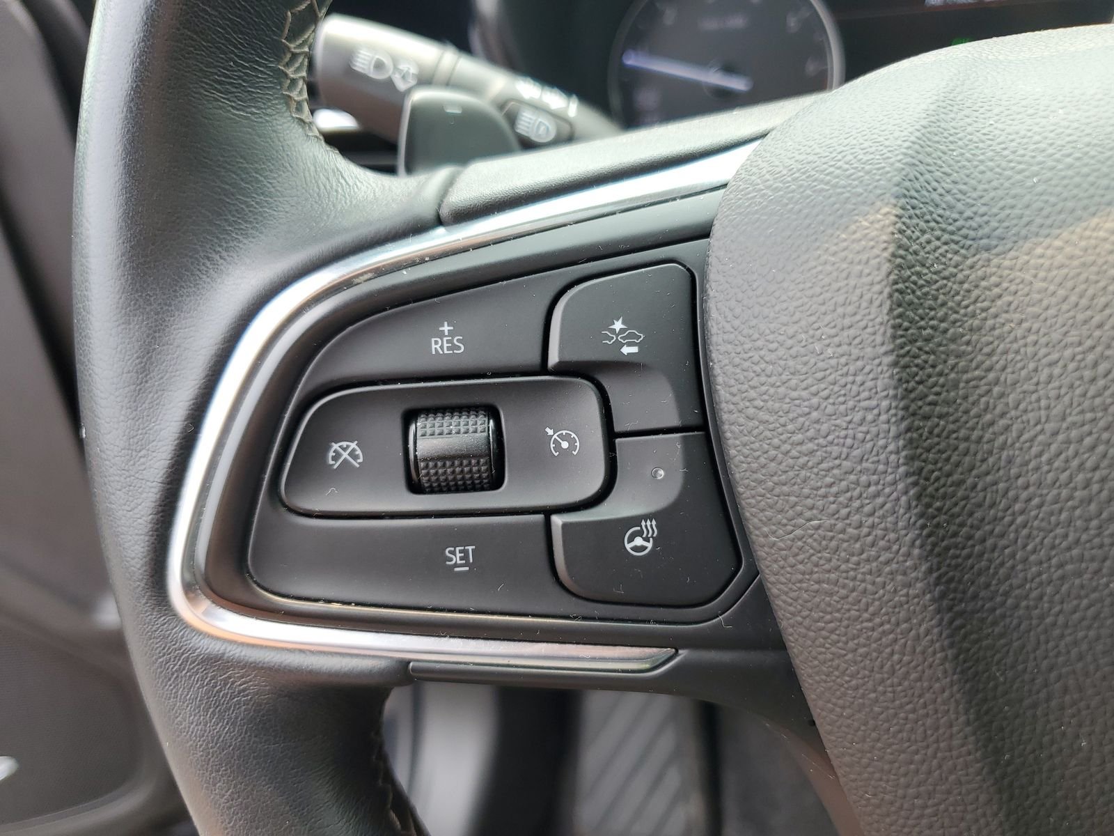 Used 2021 Black Buick Avenir image 12