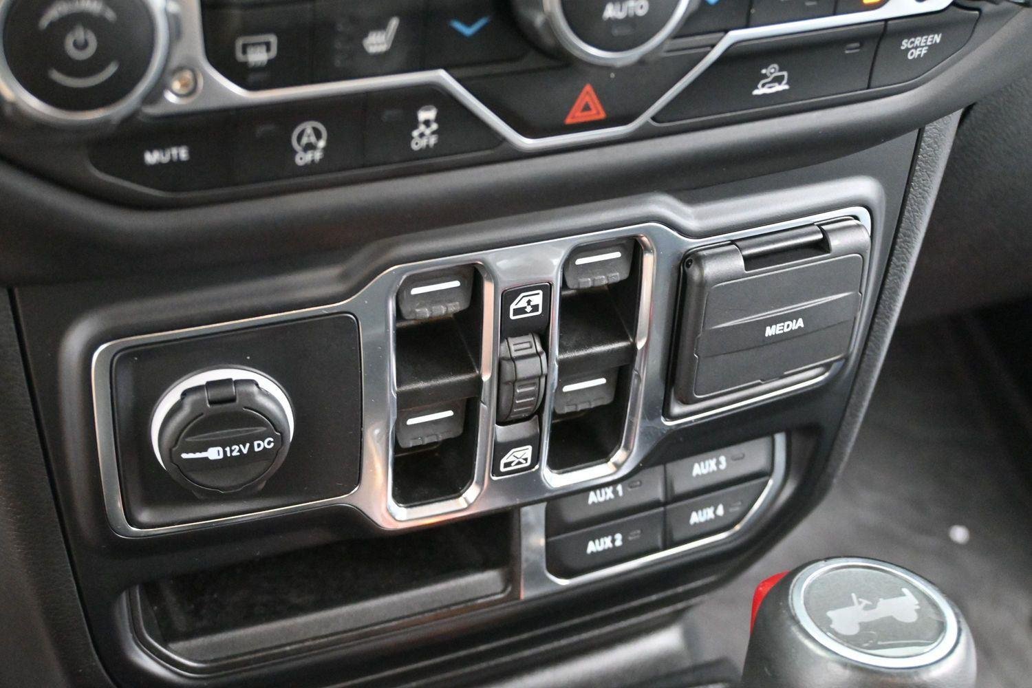 Used 2023 White Jeep Sahara Altitude image 23