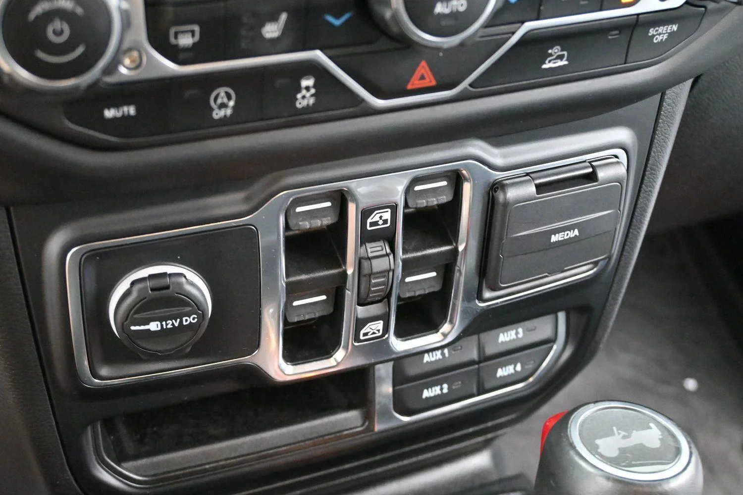 Used 2023 White Jeep Sahara Altitude image 23