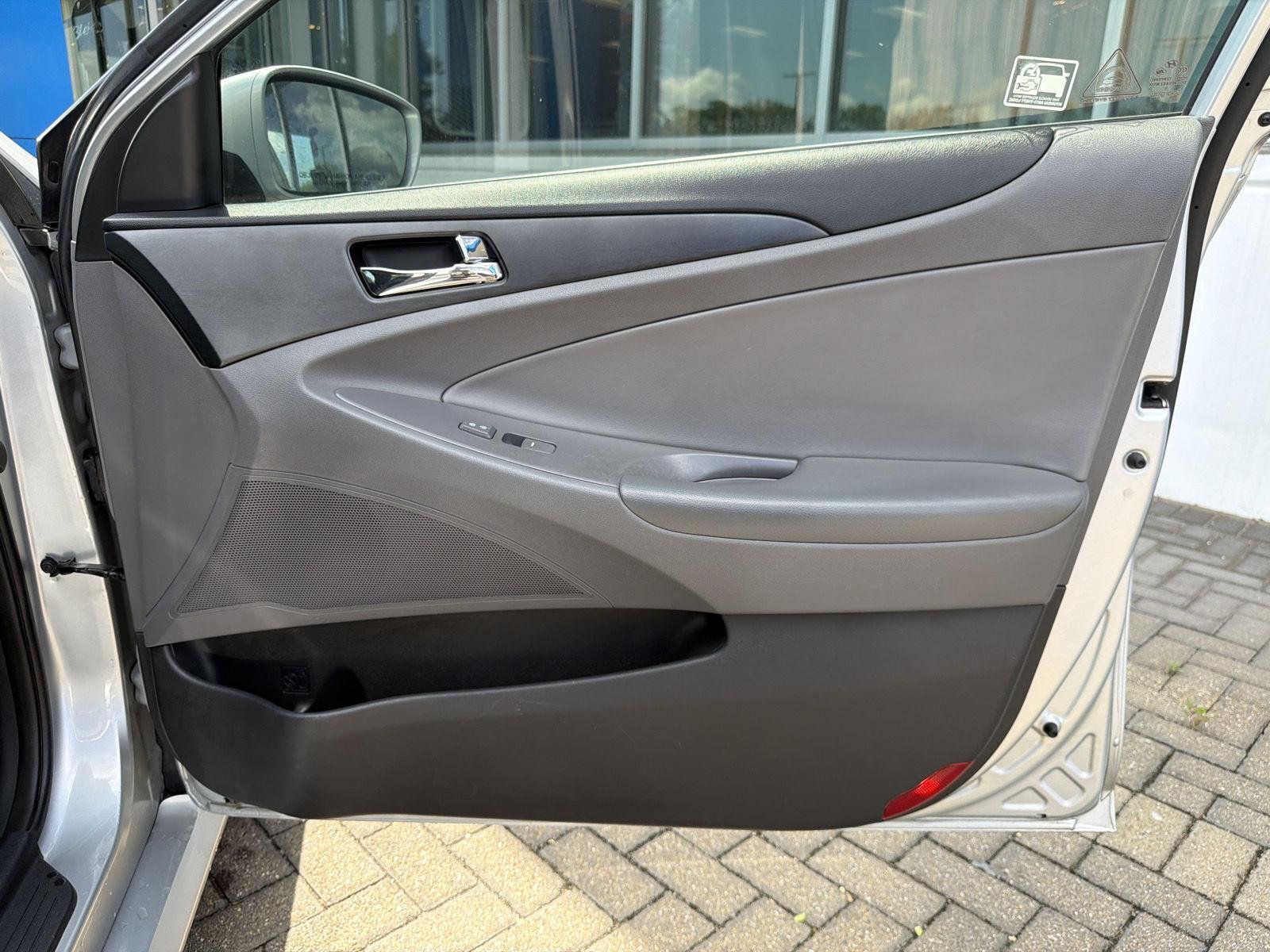 Used 2014 Radiant Silver Metallic Hyundai GLS image 28