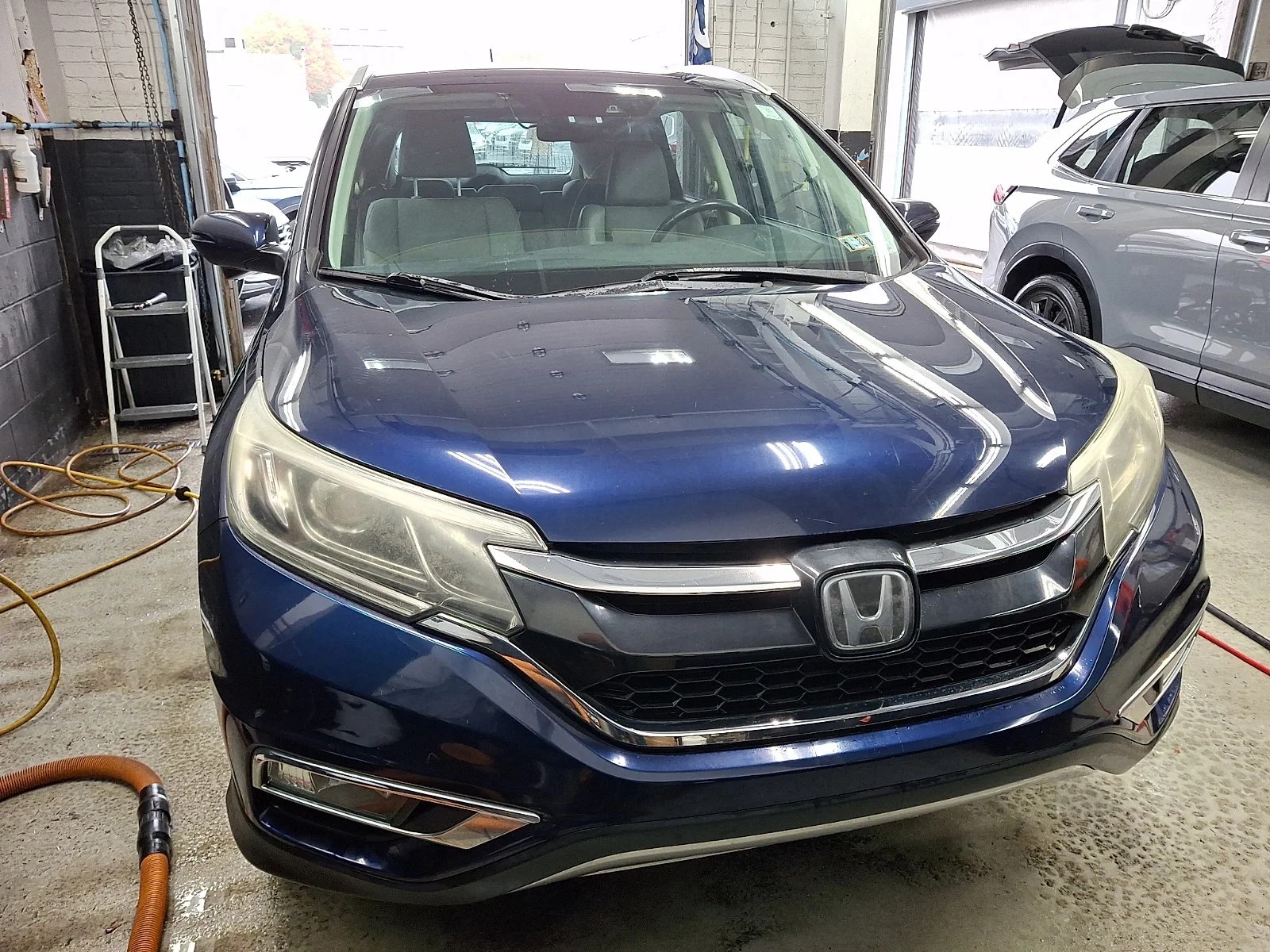 Used 2015 Obsidian Blue Pearl Honda Touring image 2