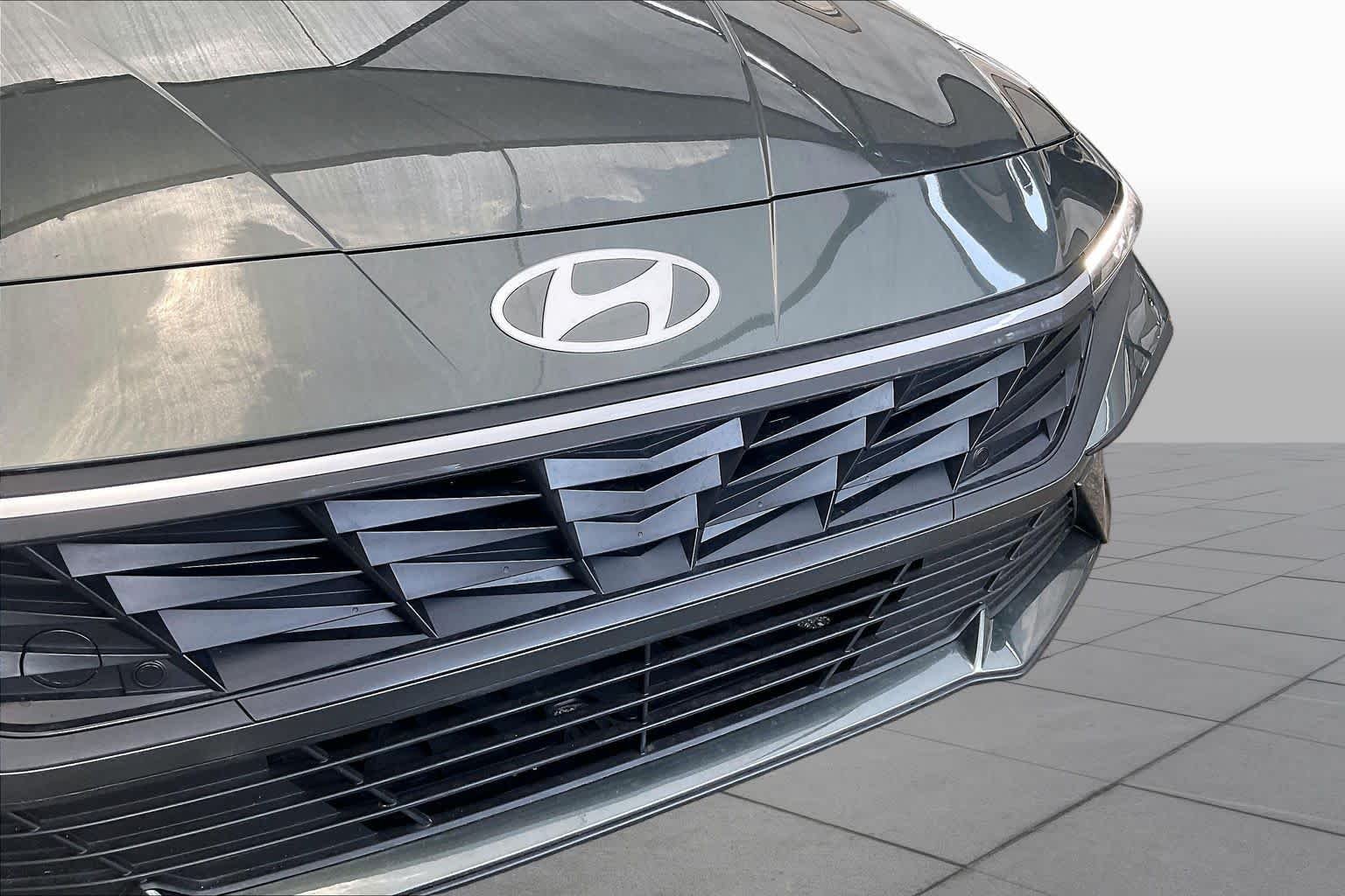 Used 2026 Amazon Gray Hyundai SE image 30