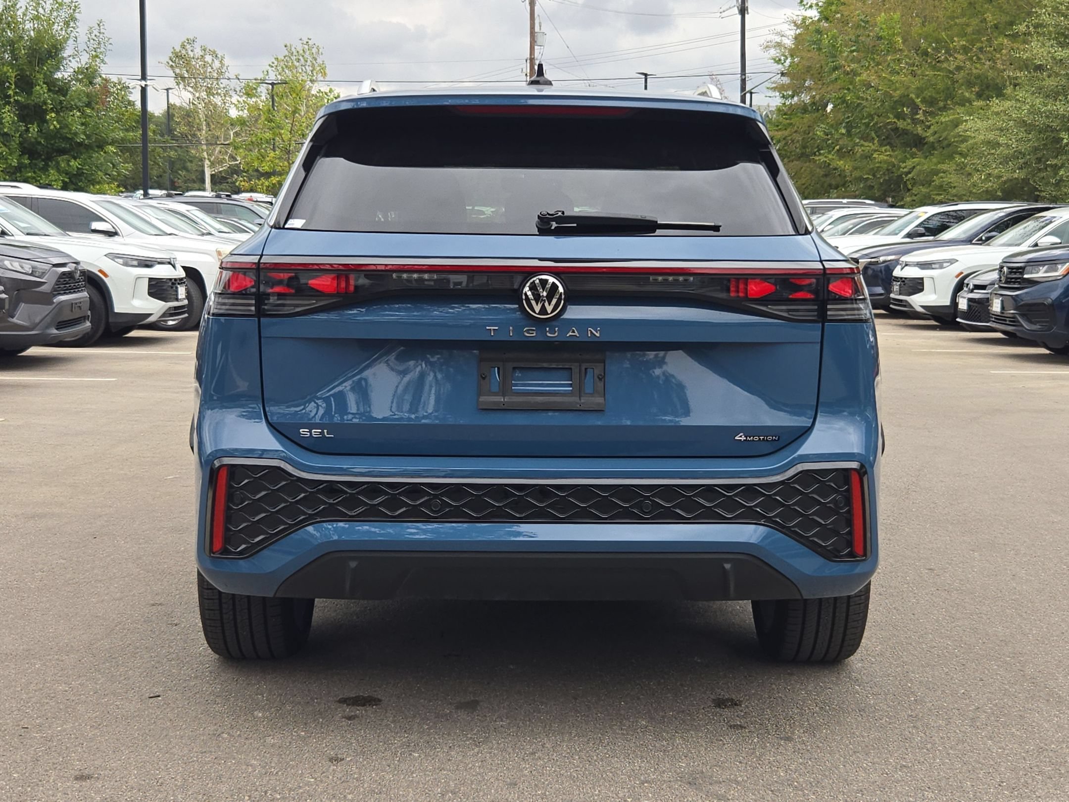 Used 2025 Monterey Blue Pearl Volkswagen SEL R-Line image 4