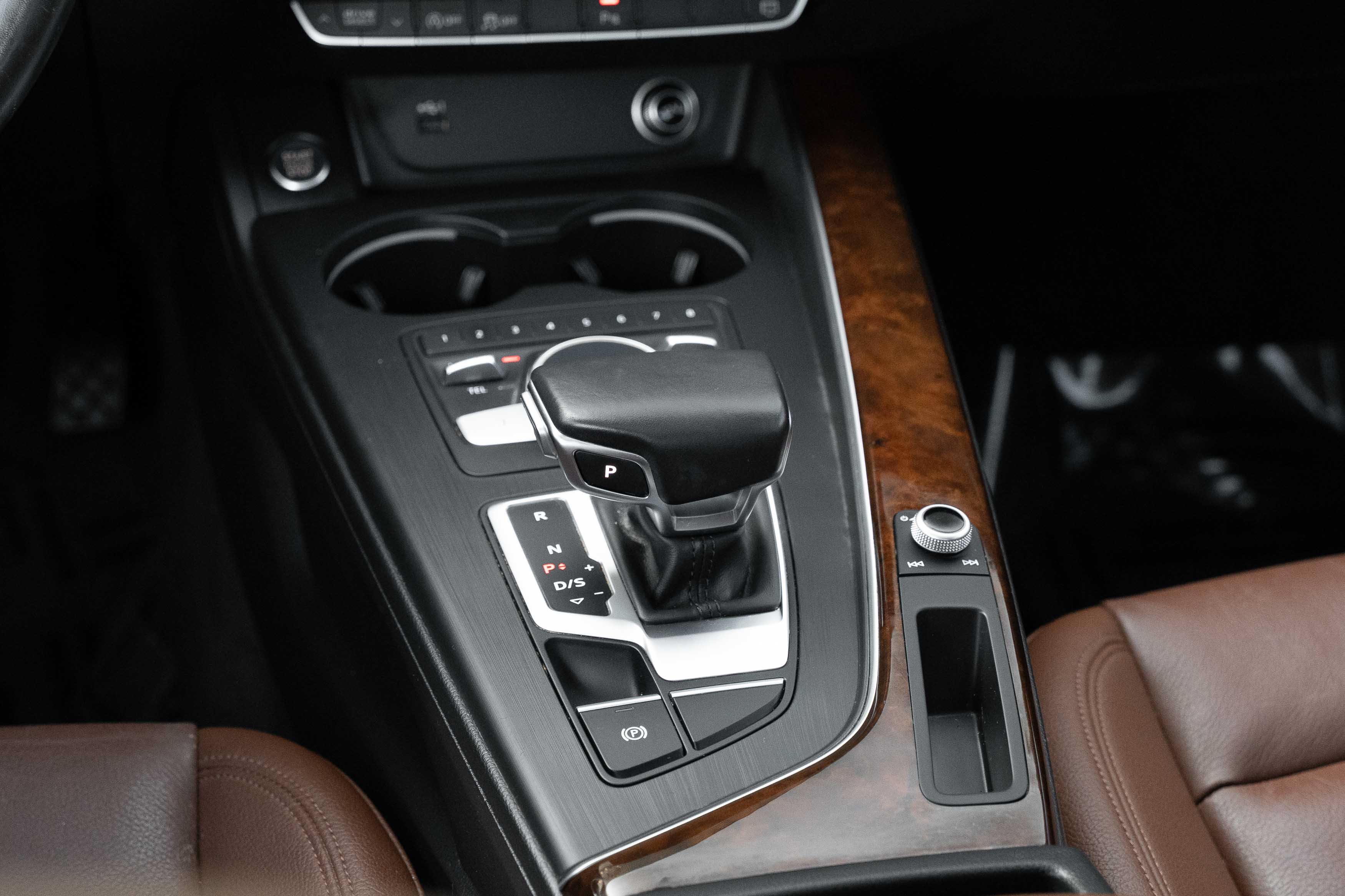 Used 2018 Mythos Black Metallic Audi Tech Premium Plus image 12