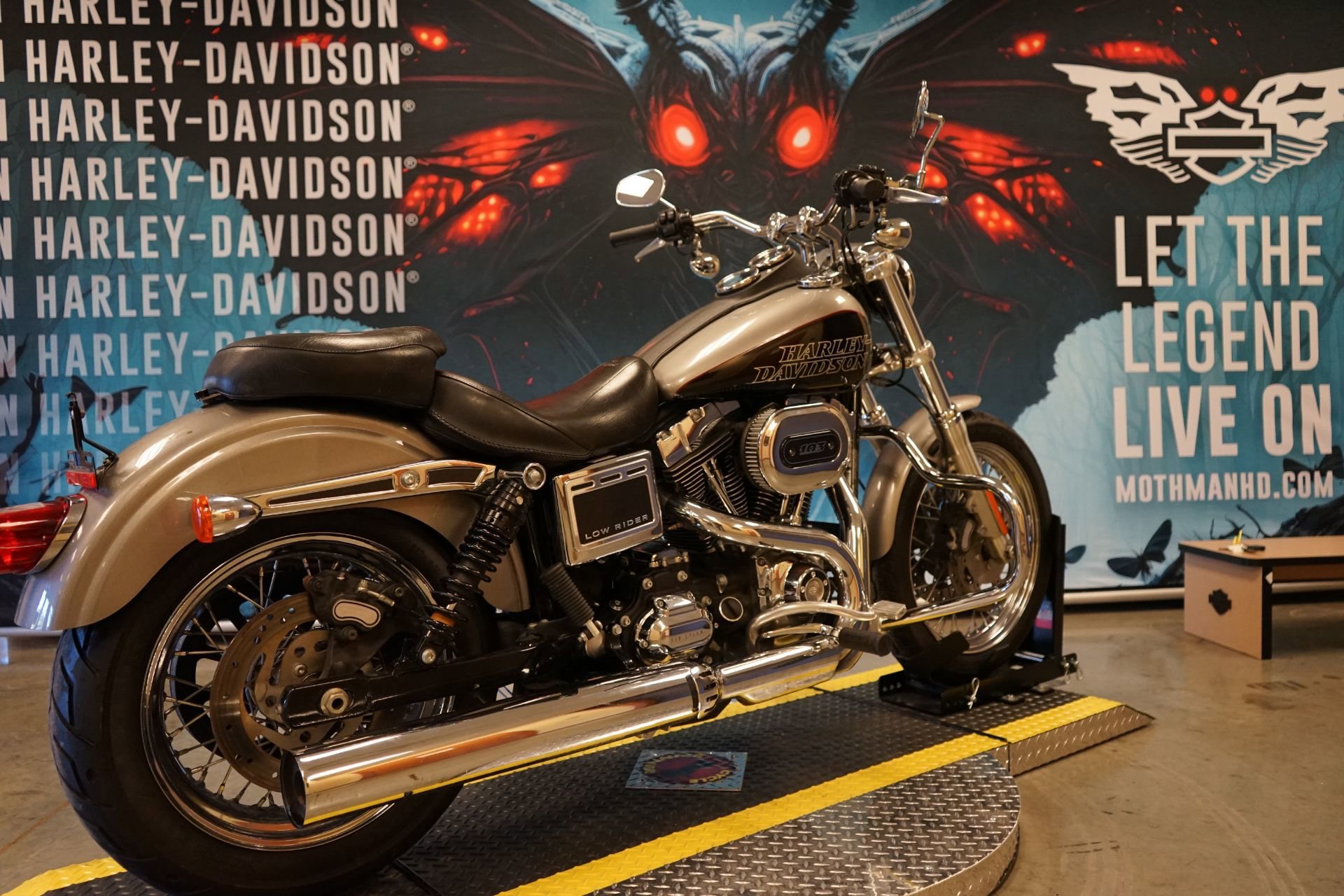 Used 2017 Billet Silver / Vivid Black Harley-Davidson  image 8