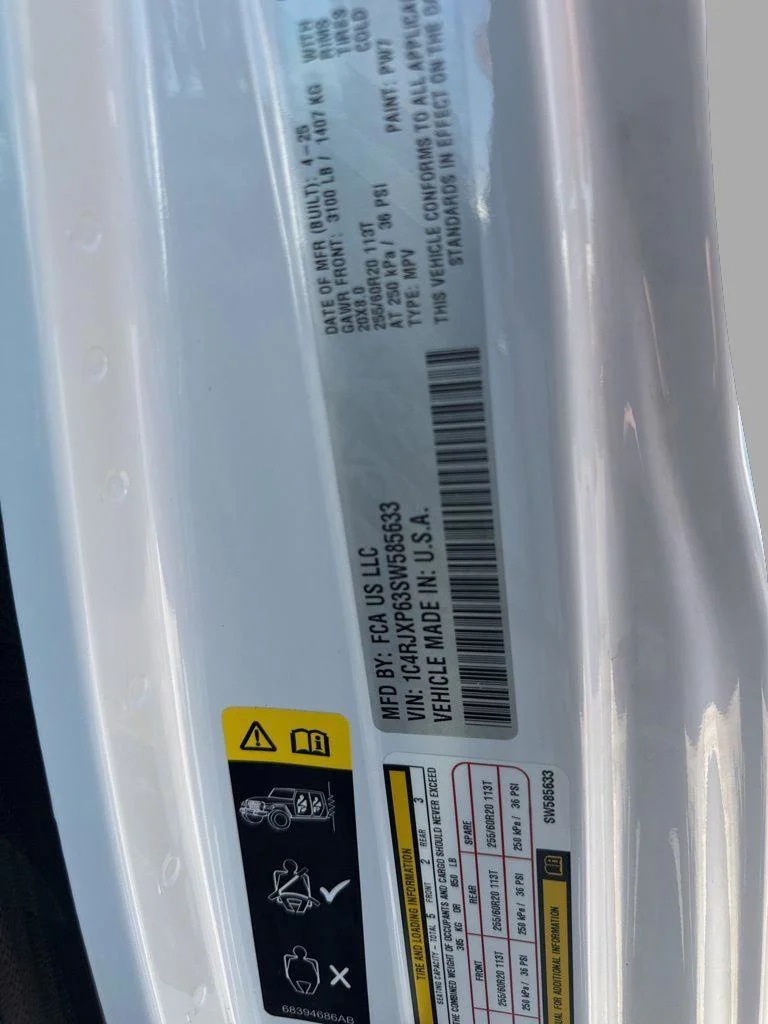 Used 2025 White Jeep Sahara image 33