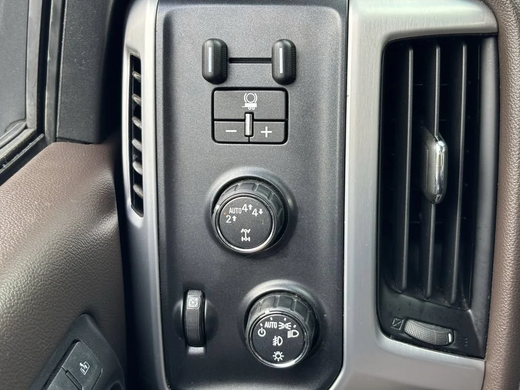 Used 2017 WHITE FROST TRICOAT GMC SLT image 25