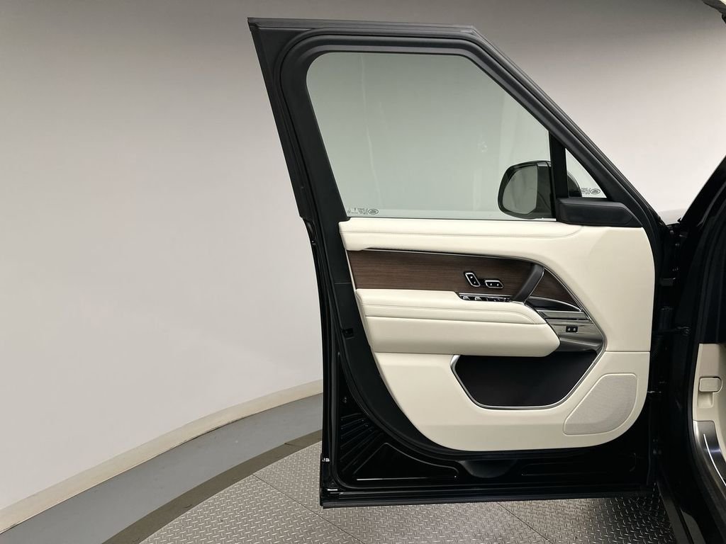 New 2027 Santorini Black Land Rover SE image 9